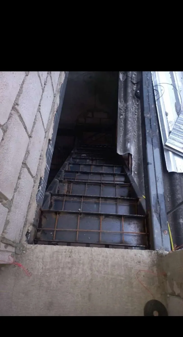 Escalera de hormigón con estructura — Escaleras metálicas | NIVEL JM
