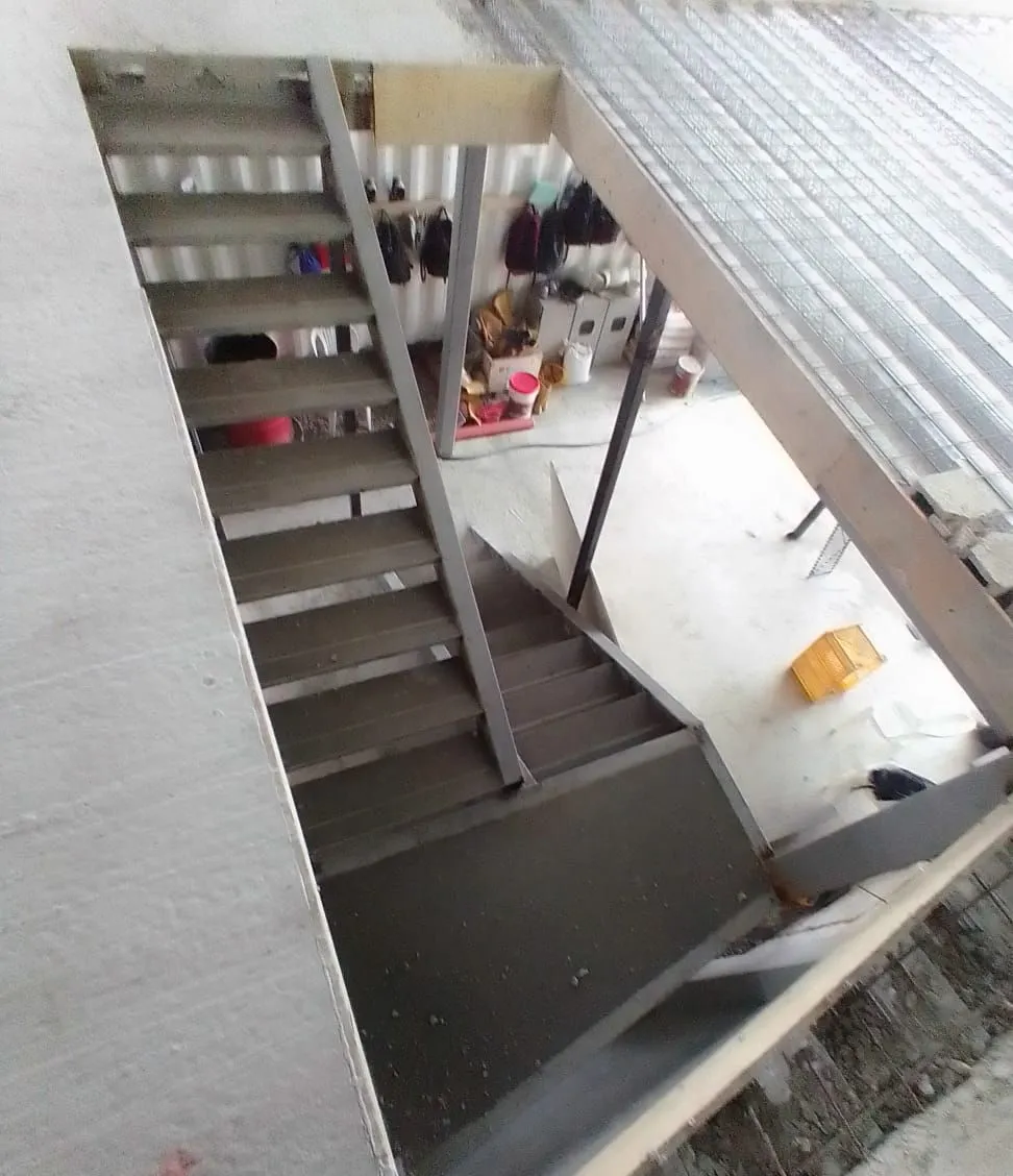 Escalera estructural con descanso — Escaleras metálicas | NIVEL JM