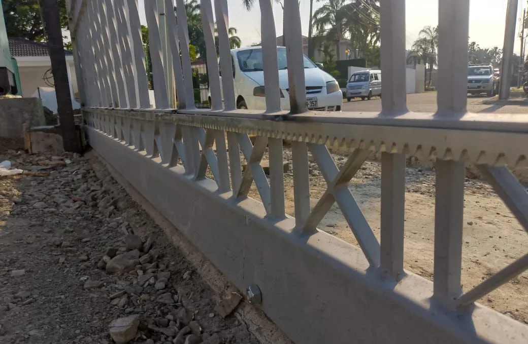 Cerramiento y baranda metálica — Portones y rejas metálicas | NIVEL JM